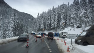 Ina controlla da via en il conturn da Tavau.