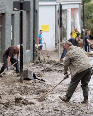 La populaziun è cunfrontada cun grondas lavurs da rumida - qua in maletg da Simbach. La populaziun è cunfrontada cun grondas lavurs da rumida - qua in maletg da Simbach.