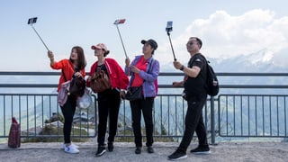 Turists da l’Asia tar selfies segirs sin il Stanserhorn.