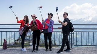 Turists da l’Asia tar selfies segirs sin il Stanserhorn. Turists da l’Asia tar selfies segirs sin il Stanserhorn.