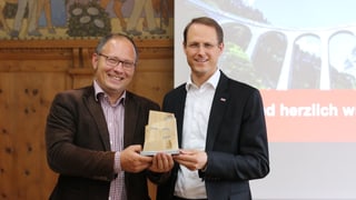 Florian Seidl (san.) cun il directur da la Viafier Retica.