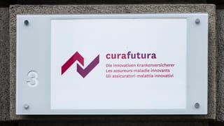 Ina tabla vid ina paraid cun si il logo da l'uniun Curafutura. 