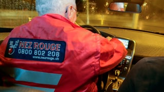 In dals voluntaris en acziun per «Nez Rouge». El porta ina giacca cotschna.