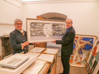 Justina Simeon-Cathomas e Martin Tomaschett mussan il Zeus d'Alois Carigiet. 
