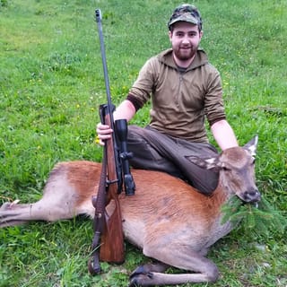 Ivan Muoth cun ina sterla-tschierv sajettà sin il territori da Breil, ils 7 da settember 2020.