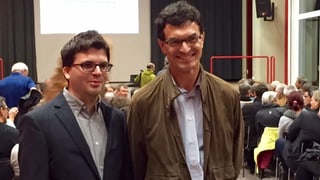 Ursin (san.) e Christoph Widmer (dretg) avant la radunanza communala a Favugn.