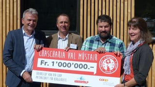 Joos Sutter (san.) che maina la direcziun dal Coop Irene Kaufmann dal Padrinadi dal Coop han surdà il schec a Rico Lamprecht e Gian Bott (amez). 
