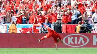 Shaqiri fa in salto davant ils fans.