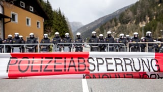 Polizia austriaca vid bloccar ina via (Polizeiabsperrung).