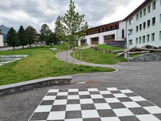 La plazza da scola da Mustér è quasi a fin. 