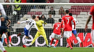 Plirs giugaders da ballape observan la balla che va en il gol Plirs giugaders da ballape observan la balla che va en il gol