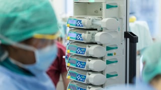 Ins vesa ina situaziun d'ina staziun intensiva en in ospital.