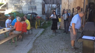 Glieud vid discutar, sunar e grillar