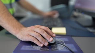 Um che lavura cun ina miur avant il computer.