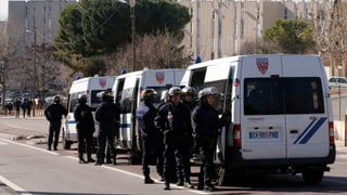 L'unitad da polizia d'elita DIPN è en acziun en il quatier Castellane en il nord da Marseille. 