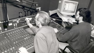 Dus tecnicists fan emprimas emprovas en il nov studio da radio l'onn 1994. Dus tecnicists fan emprimas emprovas en il nov studio da radio l'onn 1994.