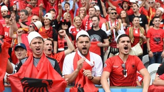 Ils fans Albanais cun lur chapitschas renomadas. 