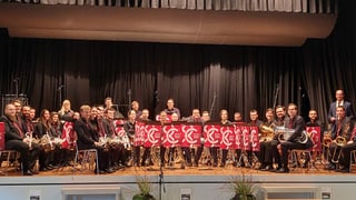 ina musica instrumentala, tuts sesan sin tribuna en uniforma naira