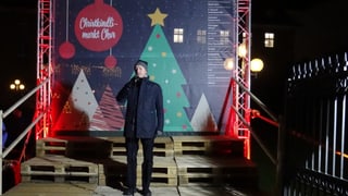 Urs Marti, il president da la citad tegn in pled sin tirbuna giuador.