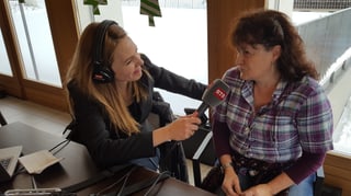 Isabella Wieland fa in'intervista cun ina dunna che ha purtà in pachet