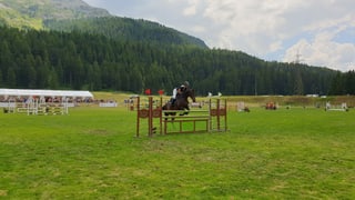 Ina chavaltgadra saglia sur in obstacul.