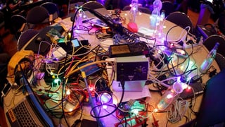 Purtret da computers cun massa cabels