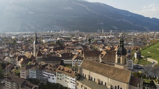 Vista sur la curt da l'uvestg e sur la citad da Cuira.