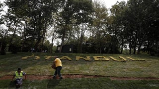 Dus lavurers en il parc Gezi ad Istanbul - qua vul Erdogan realisar in project pli grond