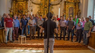 Il chor viril da Laax en baselgia da Surrein. Il chor viril da Laax en baselgia da Surrein.