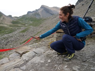Christina Casparis dal Parc Natiral Beverin inaugurescha il punct d'observaziun.
