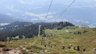 Voluntaris vid rimanr merda sur la sutgera da Crap Sogn Gion.