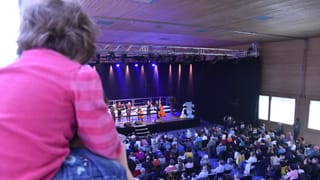 Ina mattatscha silla schuiala da sia mumma vid merar il concert