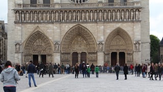 Avant la catedrala Notre Dame.