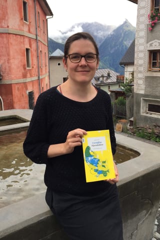 L'illustratura Madlaina Janett cun il carnet OSL «Corniglias/Alpendohlen». L'illustratura Madlaina Janett cun il carnet OSL «Corniglias/Alpendohlen».
