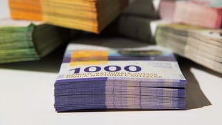 In detagl da la nota da 10, dus mauns. 