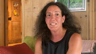 Tina Sulser sa legra sin la nova plazza sco chanzlista da la Muntogna da Schons.