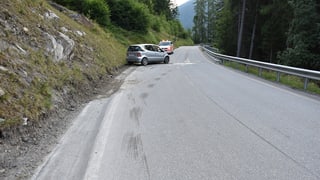 Auto ch'è charra en in rieven. Dasperas in auto da polizia. Auto ch'è charra en in rieven. Dasperas in auto da polizia.