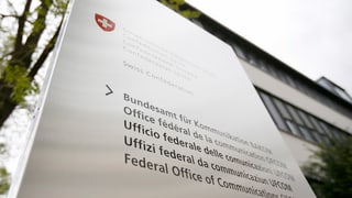 plachetta dal BAKOM avant il bajetg