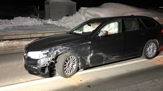 Purtret d'in auto cun smatgà en la vart sanestra davant. 