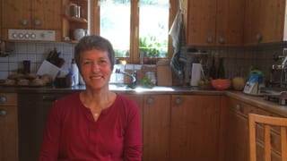 Edith Albin sesa en sia cuschina a Tersnaus. Edith Albin sesa en sia cuschina a Tersnaus.