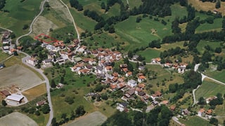 Il vitg d'Almens cun la zona «Pardieni» el nord dal vitg. 