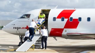 jet che persunal da la rega porta aint in pazient sin ina bara jet che persunal da la rega porta aint in pazient sin ina bara