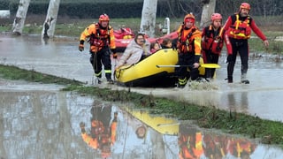 Purtret d'ina bartga e persunas che vegnan spendradas. 