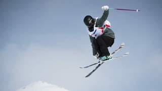 Giulia Tanno cun skis en l'aria.