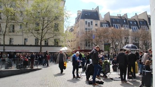 Blera glieud avant il museum Centre Pompidou. Els sesan, batarlan e s'inscuntran. Blera glieud avant il museum Centre Pompidou. Els sesan, batarlan e s'inscuntran.