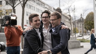 Jon Pult e collegas da la partida PS sa legran, els han ussa 2 sez en il Cussegl naziunal. Jon Pult e collegas da la partida PS sa legran, els han ussa 2 sez en il Cussegl naziunal.