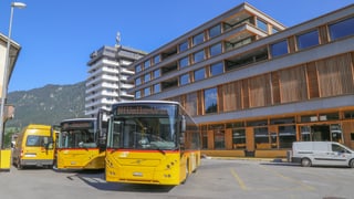Autos da posta sin il plaz avant la staziun da Glion.