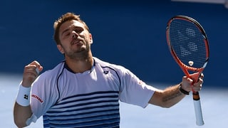 Stan Wawrinka auza omadus mauns e serra ils egls. El è levgià.