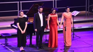 Las artistas ed l'artist ensemen sin tribuna. 