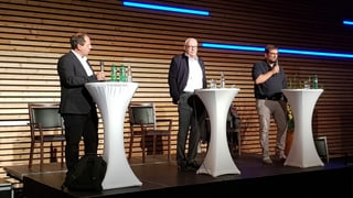Nicola Fantini, Adrian Steiger e Martin Hug (da senester) en ils candidats pil presidi da Flem.